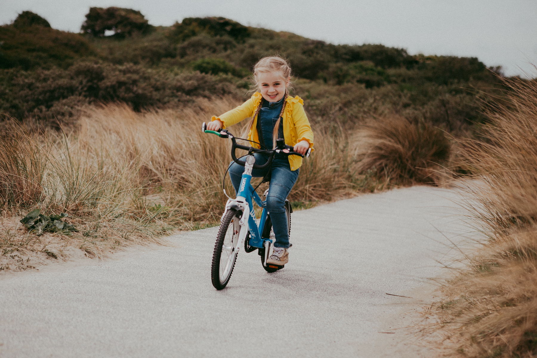 Woom, woom door de stad, het bos en de duinen! De ideale kinderfiets…